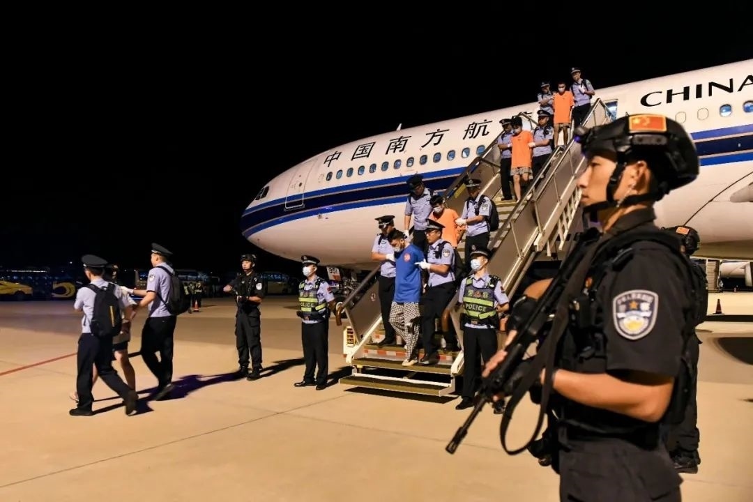 153名實(shí)施跨境裸聊敲詐的犯罪嫌疑人從印度尼西亞被押解回國(guó)。公安部供圖