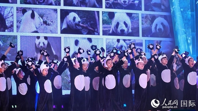 小演員們上演《歡樂功夫熊貓》。人民網(wǎng) 蔣曉辰攝