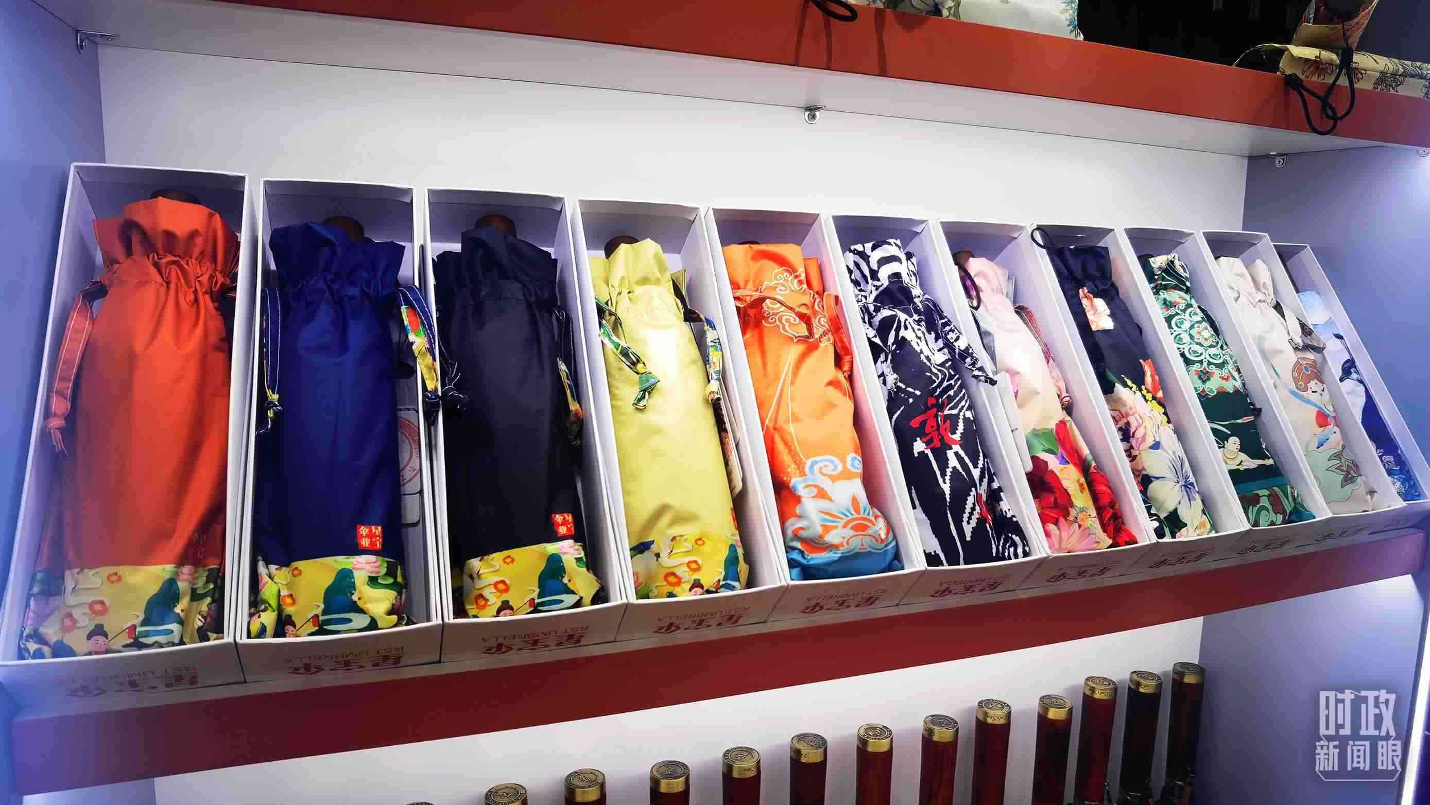 △商貿(mào)城內(nèi)的一家傘鋪，貨架上擺放著包裝精美的雨傘。（總臺(tái)央視記者范學(xué)禹拍攝）