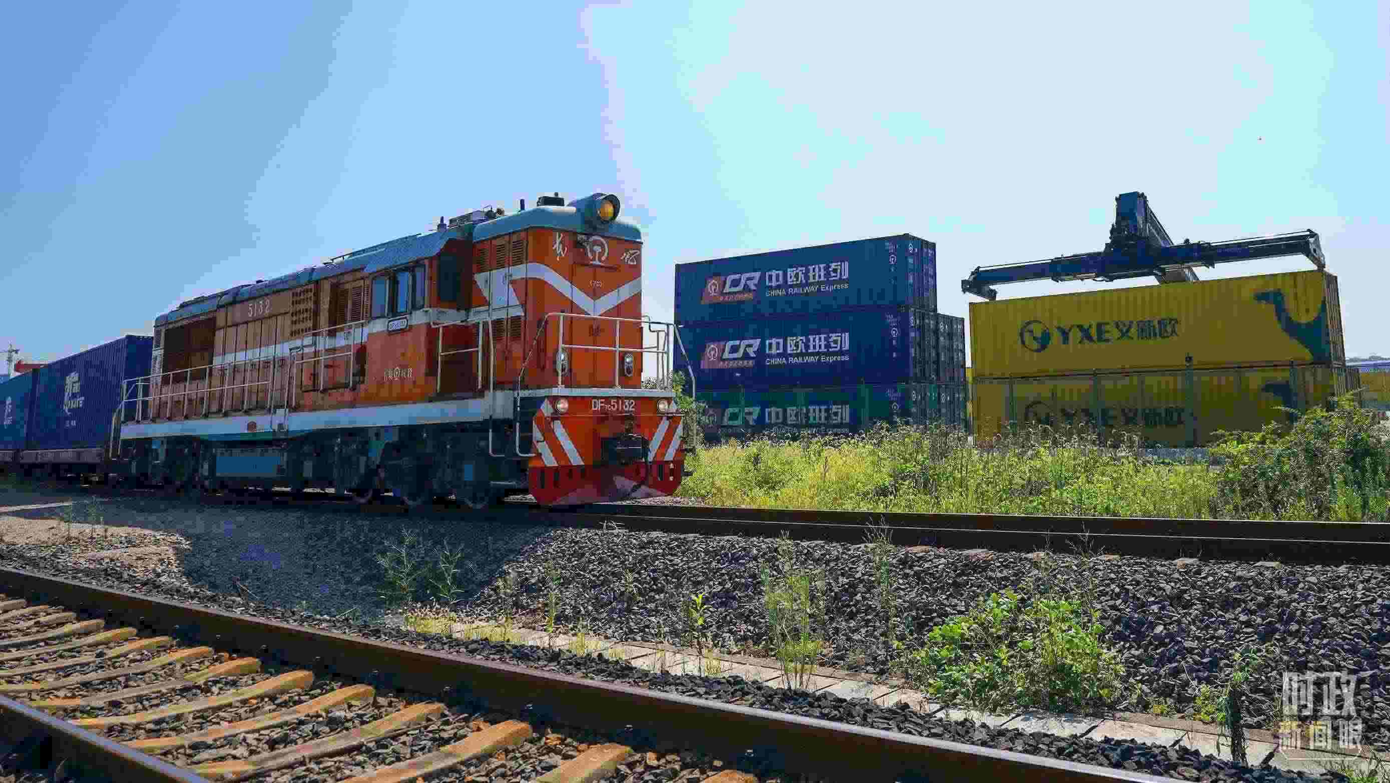 △“義新歐”先后開(kāi)通了18條點(diǎn)對(duì)點(diǎn)的班列主線，業(yè)務(wù)范圍輻射50多個(gè)國(guó)家和160多個(gè)城市。（總臺(tái)國(guó)廣記者李晉拍攝）