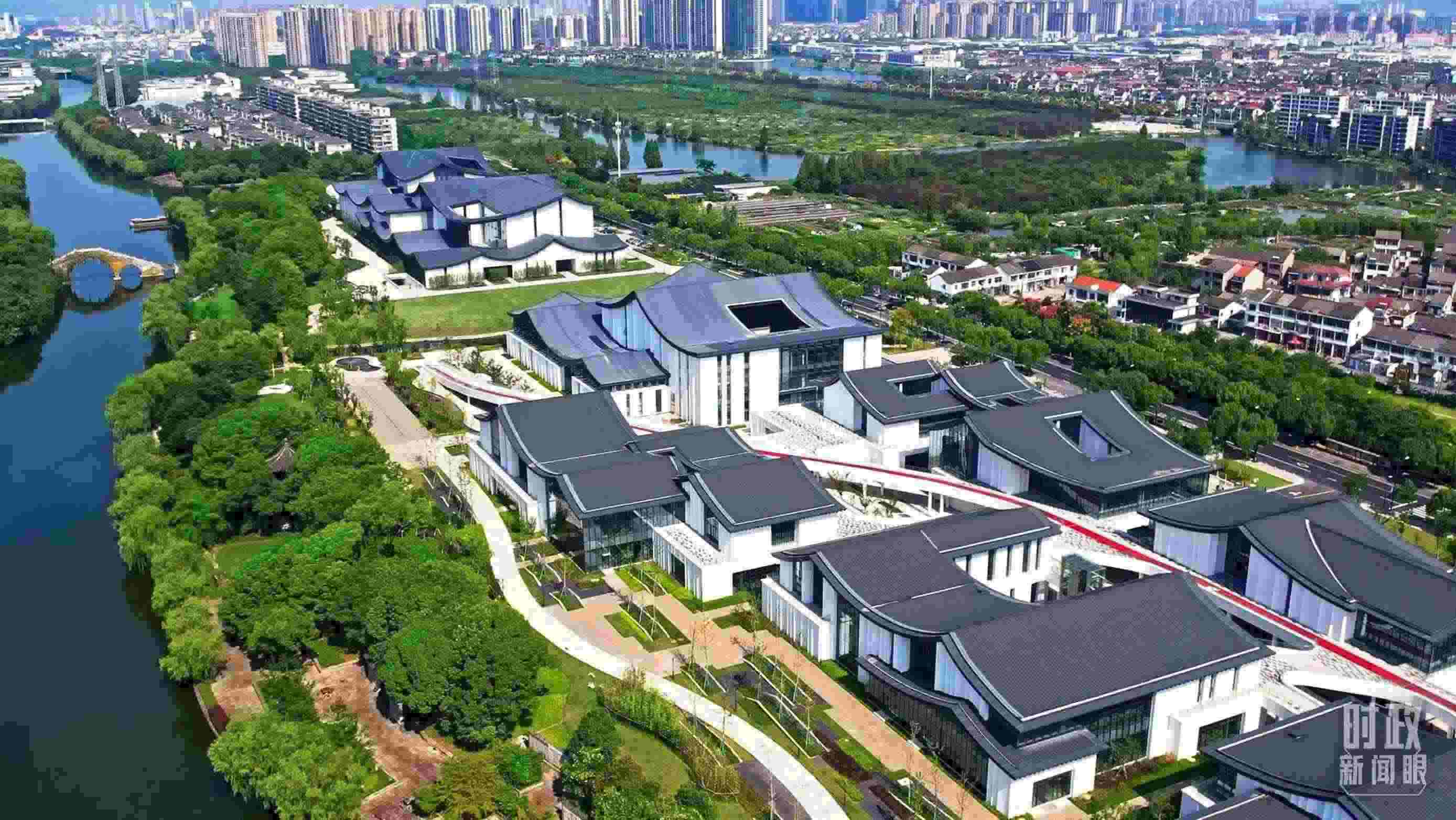 △臨河而建的浙東運(yùn)河文化園。（總臺(tái)央視記者范凱拍攝）