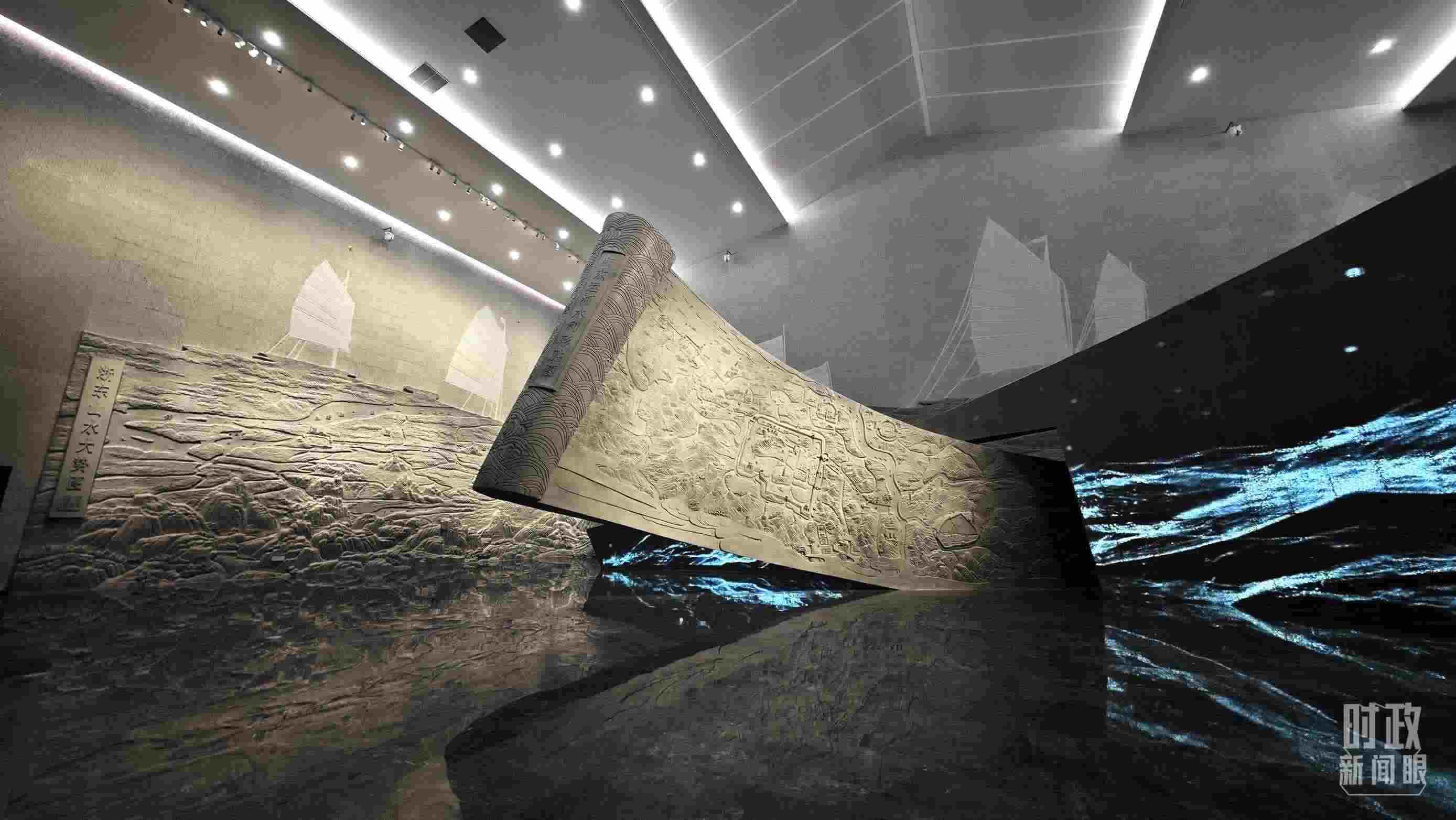 △博物館內(nèi)的《浙東運(yùn)河水利形勝圖》《浙東山水大勢(shì)圖》浮雕。（總臺(tái)央視記者彭漢明拍攝）