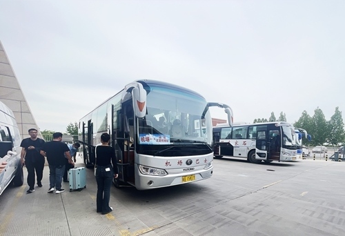 旅客準(zhǔn)備乘坐免費擺渡車前往正定機場。人民網(wǎng)記者 喬雪峰攝