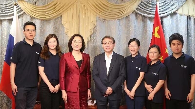 中國駐葉卡捷琳堡總領(lǐng)事崔少純與人民網(wǎng)采訪組合影。