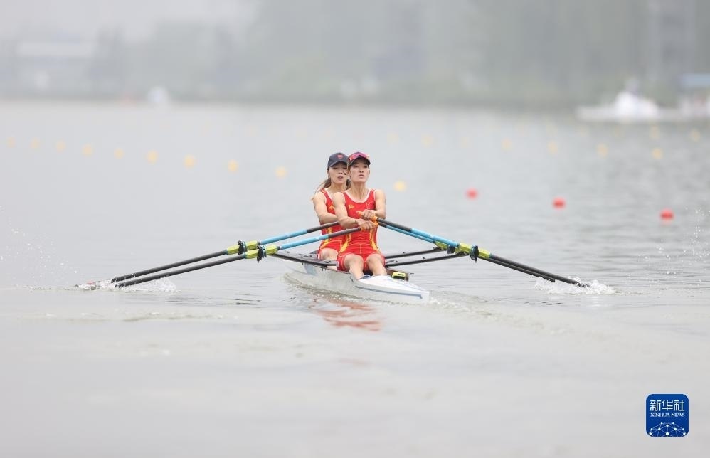 9月24日，鄒佳琪（左）/邱秀萍在決賽中。新華社記者 賈浩成 攝