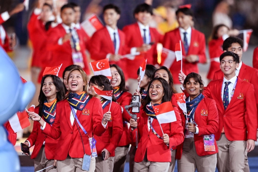 新加坡代表團(tuán)在開(kāi)幕式上入場(chǎng)。