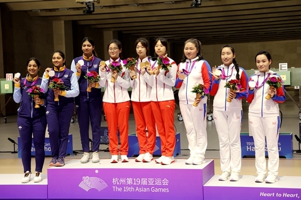 9月24日，杭州亞運會射擊女子10米氣步槍團體賽頒獎儀式。人民網(wǎng)記者 胡雪蓉攝