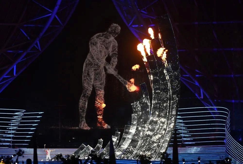 △“數(shù)字火炬手”點(diǎn)燃象征亞洲大團(tuán)結(jié)的亞運(yùn)之火。