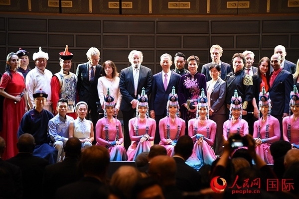 中國駐瑞典大使崔愛民夫婦與演職人員及部分來賓合影留念。人民網(wǎng)記者 殷淼攝