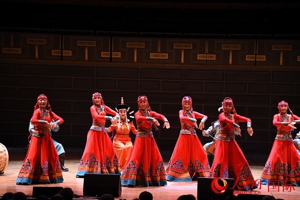 內(nèi)蒙古藝術(shù)劇院表演的《草原頌》劇照。人民網(wǎng)記者 殷淼攝