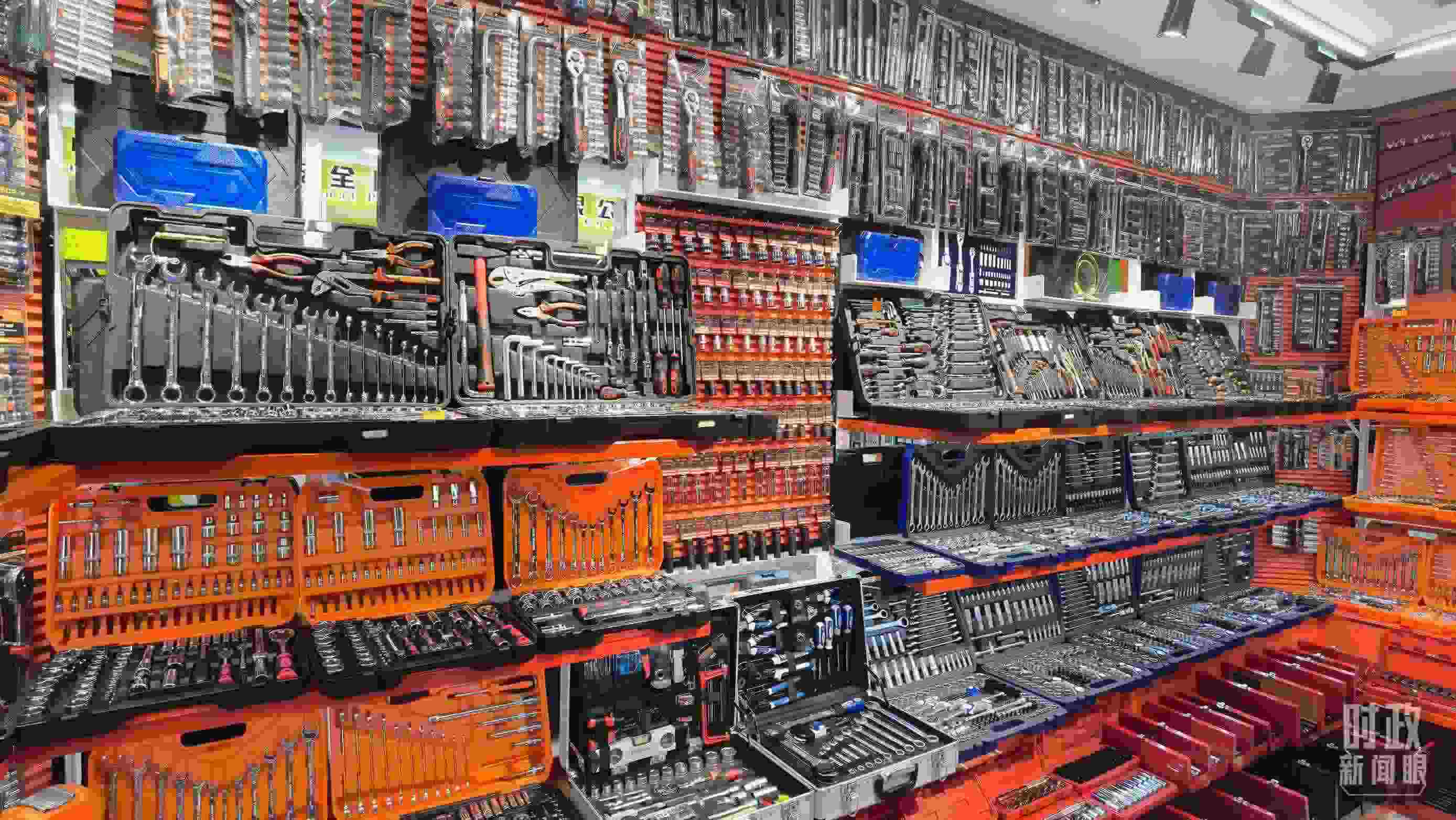 △義烏國際商貿(mào)城內(nèi)的一家五金店，貨品豐富。（總臺(tái)央視記者石丞拍攝）