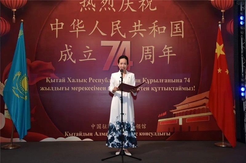 圖為蔣薇總領(lǐng)事致辭。駐阿拉木圖總領(lǐng)館供圖