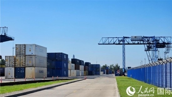  布列斯特北站，堆滿了來自中國的貨物。人民網(wǎng)記者 王震攝