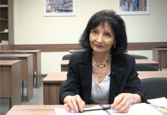 阿拉在白大孔院接受記者采訪。人民網(wǎng)記者 皇甫萬里攝