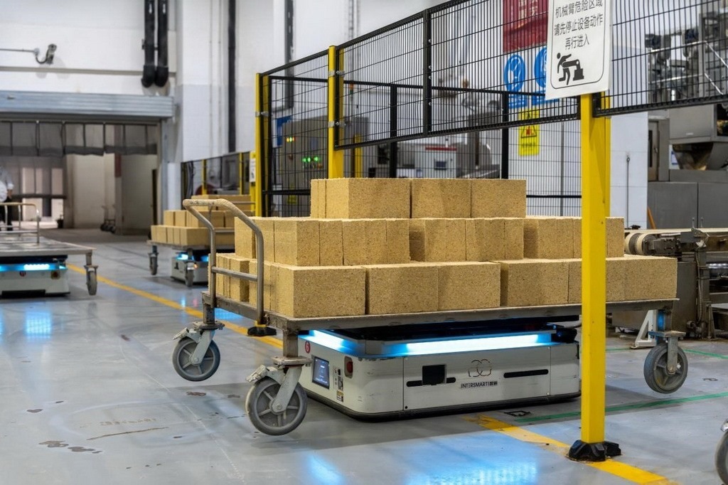 在701制曲車間，運(yùn)輸機(jī)器人等智能化設(shè)備已實(shí)現(xiàn)規(guī)?；瘧?yīng)用。王哲攝