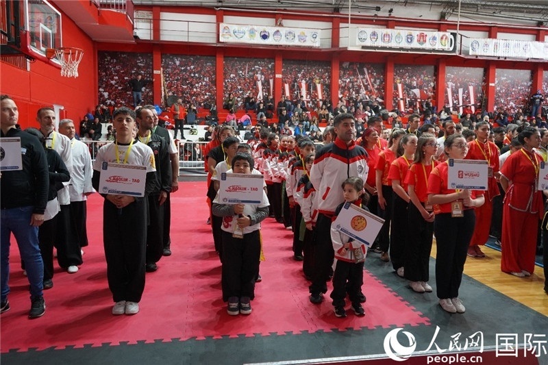 圖為開幕式現(xiàn)場運(yùn)動員入場儀式。人民網(wǎng)記者 許放攝