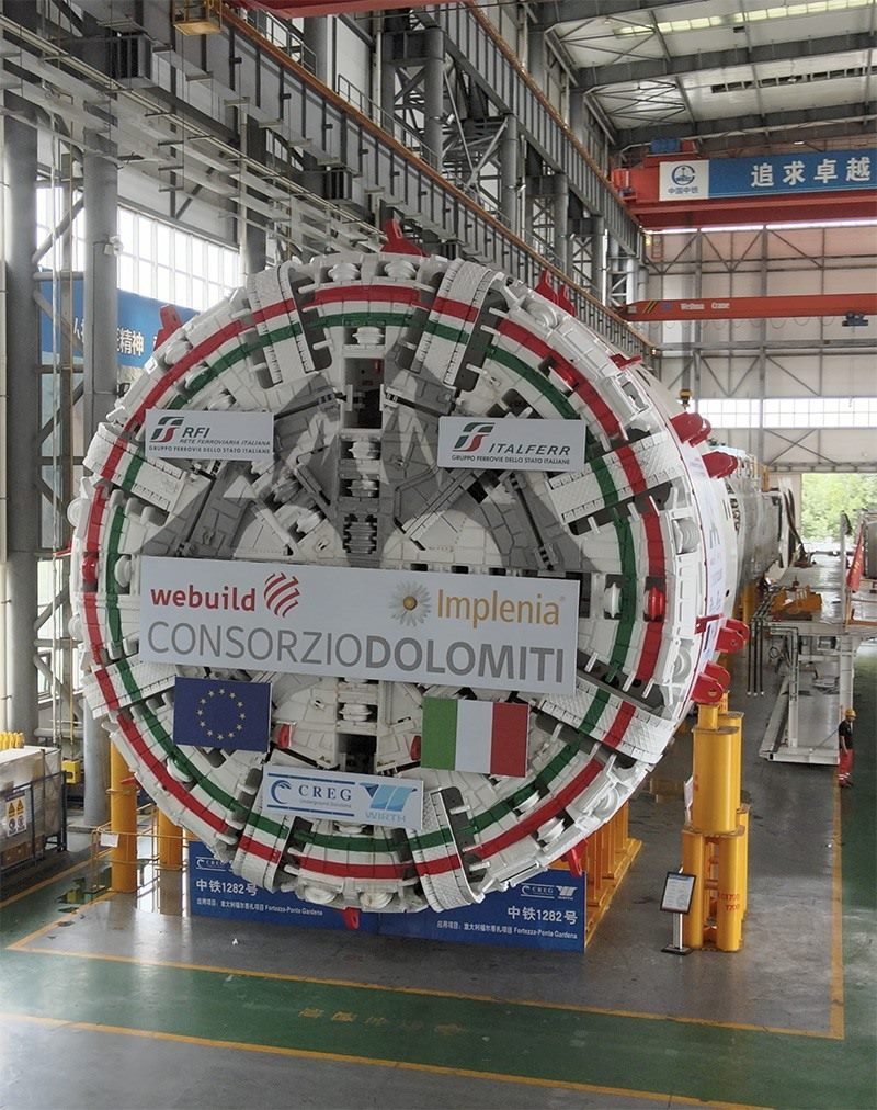 圖為中鐵裝備集團(tuán)盾構(gòu)總裝車間。人民網(wǎng)記者 唐宋攝