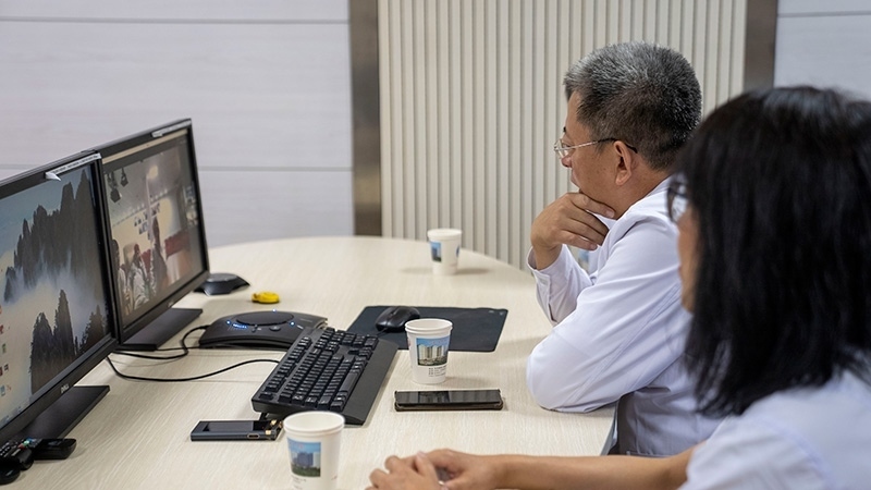 新疆醫(yī)科大學(xué)第一附屬醫(yī)院專家團(tuán)隊與哈薩克斯坦國立科學(xué)研究中心的專家對患者進(jìn)行跨國遠(yuǎn)程會診。人民網(wǎng)記者 許崢攝