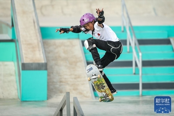 9月27日，中國選手崔宸曦在比賽中。當(dāng)日，在錢塘輪滑中心舉行的杭州亞運(yùn)會女子街式?jīng)Q賽中，中國選手崔宸曦以242.62分的成績奪得冠軍，曾文蕙獲得亞軍，日本選手伊藤美優(yōu)獲得季軍。新華社記者 潘昱龍攝