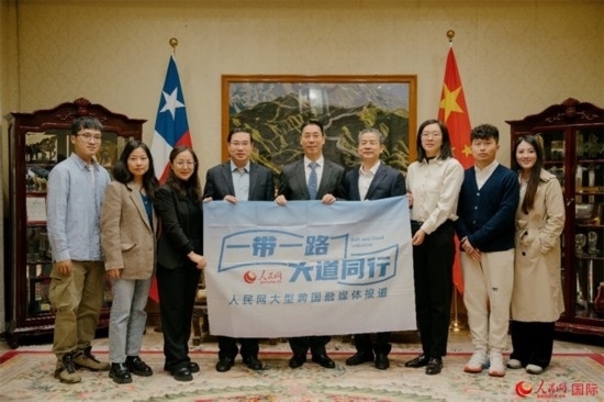 牛清報(bào)大使（中）與人民網(wǎng)、人民日?qǐng)?bào)社記者合影。 人民網(wǎng)記者 張若涵攝