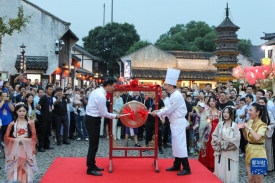 9月27日拍攝的2023年南翔國(guó)潮大會(huì)暨第十七屆上海南翔小籠文化展開(kāi)幕儀式現(xiàn)場(chǎng)。