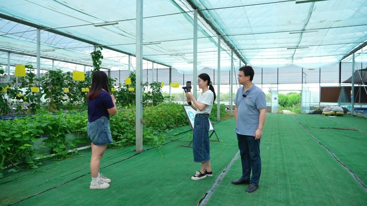 學(xué)生們正在現(xiàn)場直播。受訪單位供圖