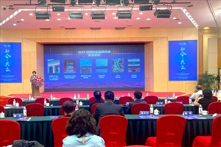 現(xiàn)場發(fā)布《2023旅游景區(qū)品牌傳播優(yōu)秀案例》。人民網(wǎng)記者 劉微攝