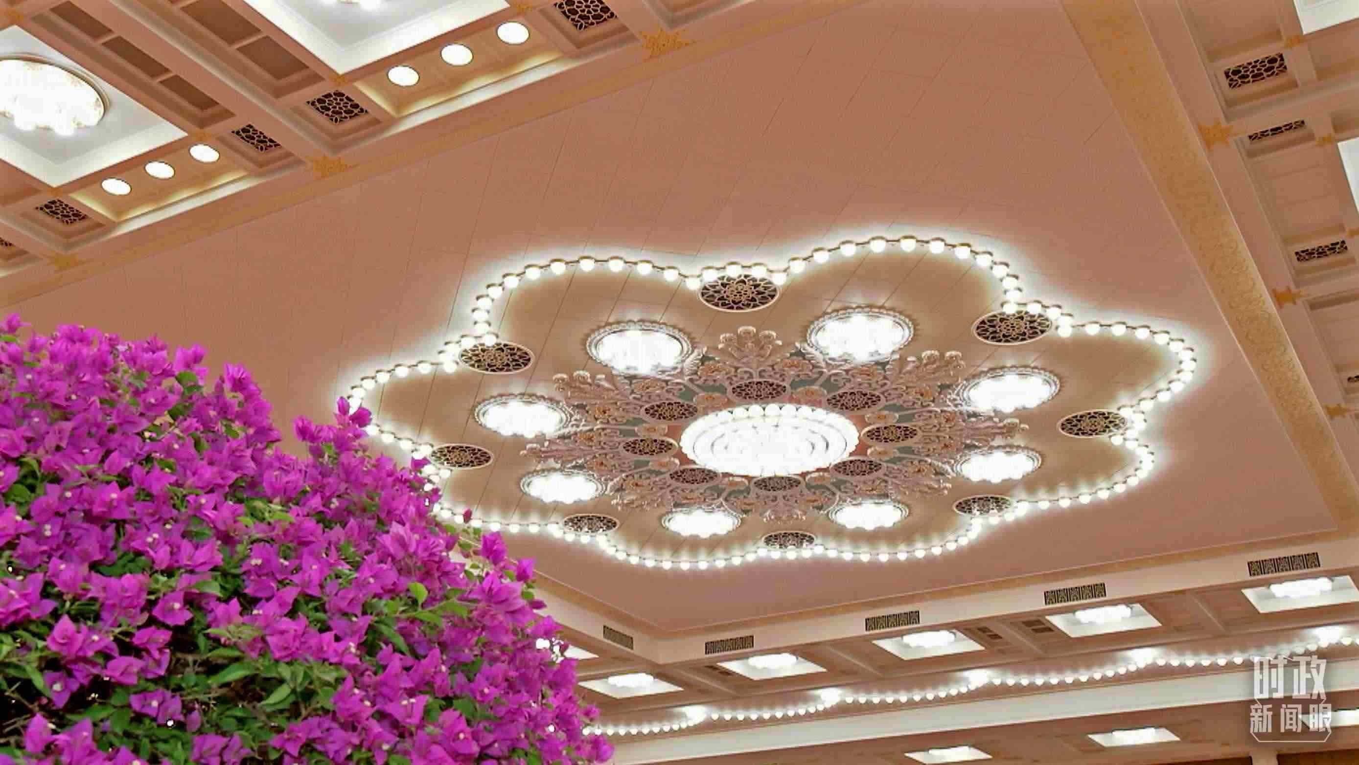 △人民大會(huì)堂宴會(huì)廳，華燈璀璨、鮮花綻放。