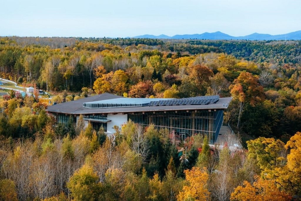 園區(qū)在多棟建筑上都安裝有分布式光伏發(fā)電設(shè)施。邱活攝