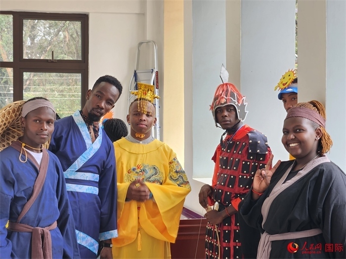 28日，肯尼亞內(nèi)羅畢大學(xué)孔子學(xué)院舉行“詩劇頌中秋，中肯共月明”中秋慶典，情景劇《嫦娥奔月》部分演員合影。人民網(wǎng)記者 黃煒鑫攝