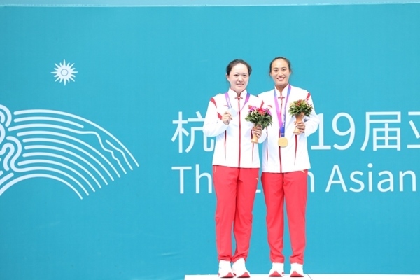 9月29日，鄭欽文(右)和朱琳在頒獎(jiǎng)儀式上合影。當(dāng)日，在杭州亞運(yùn)會(huì)網(wǎng)球女子單打決賽中，中國(guó)代表團(tuán)選手鄭欽文2:0戰(zhàn)勝隊(duì)友朱琳奪得冠軍。人民網(wǎng)記者 李乃妍攝