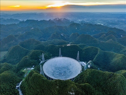 “中國天眼”全景（維護保養(yǎng)期間拍攝）。新華社記者 歐東衢 攝