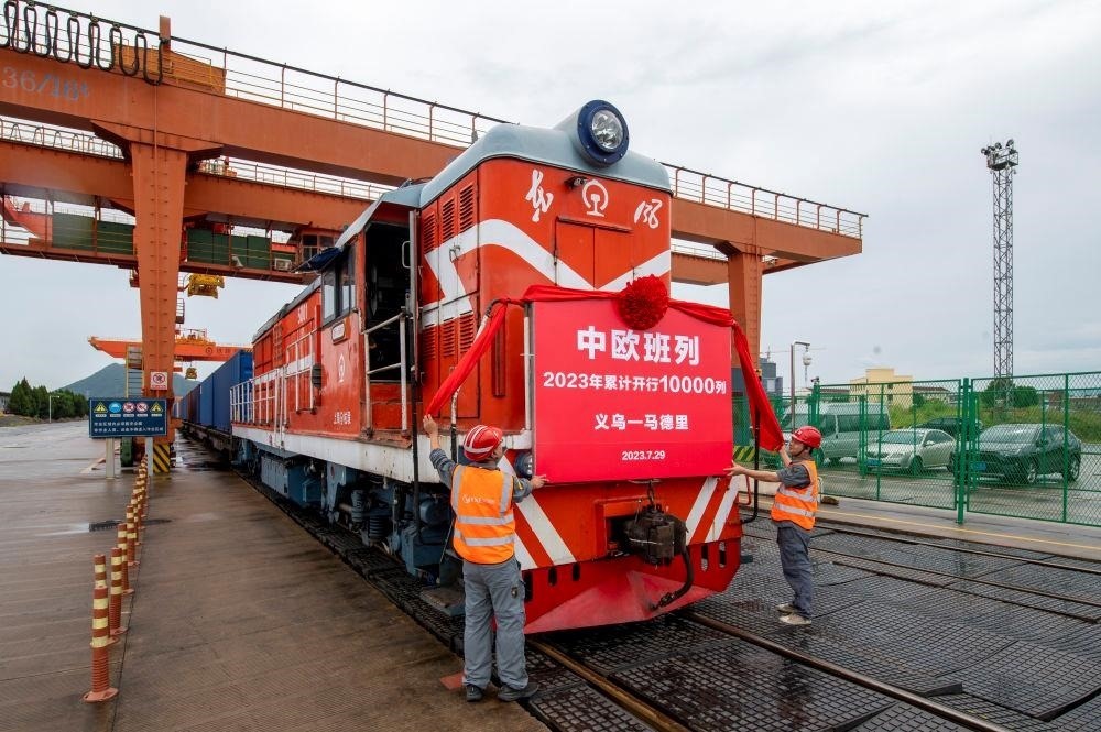 △2023年7月29日，滿載110個(gè)標(biāo)箱出口貨物的X8020次中歐班列從浙江義烏西站準(zhǔn)備啟程。