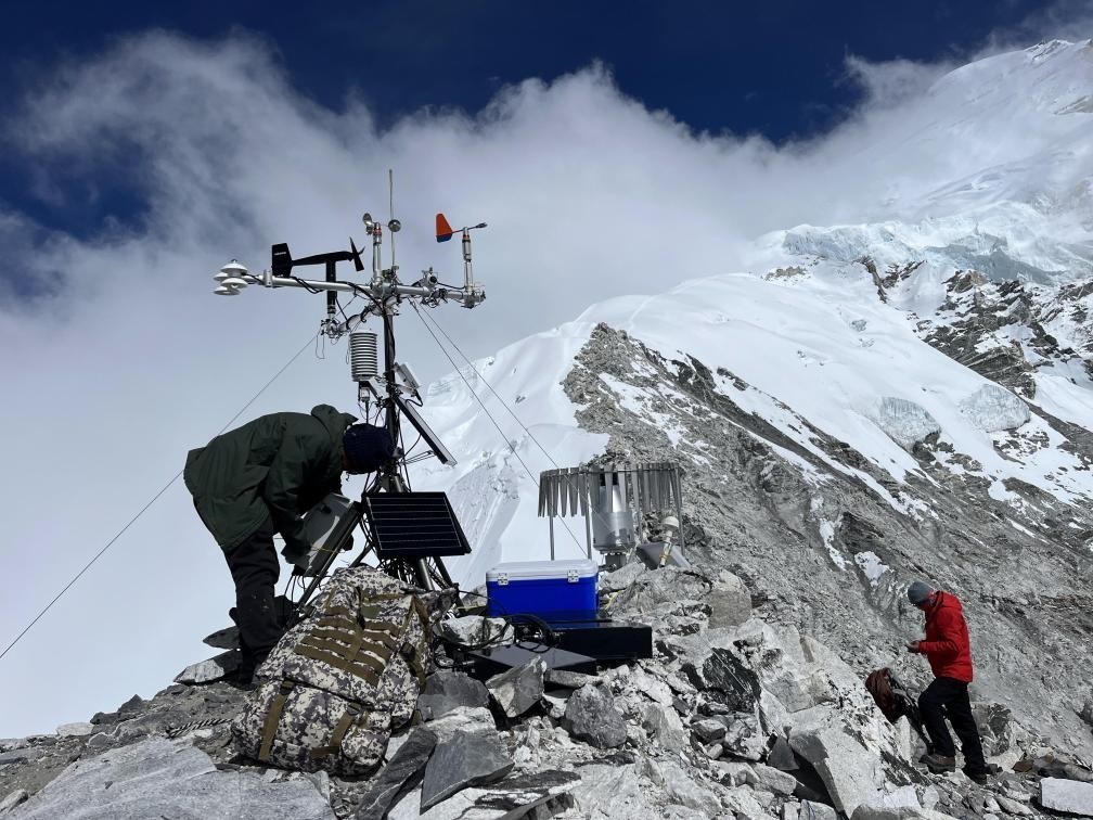 科考隊員在海拔6450米架設(shè)自動氣象站（9月25日攝）。（圖片由第二次青藏科考隊科考隊員提供）
