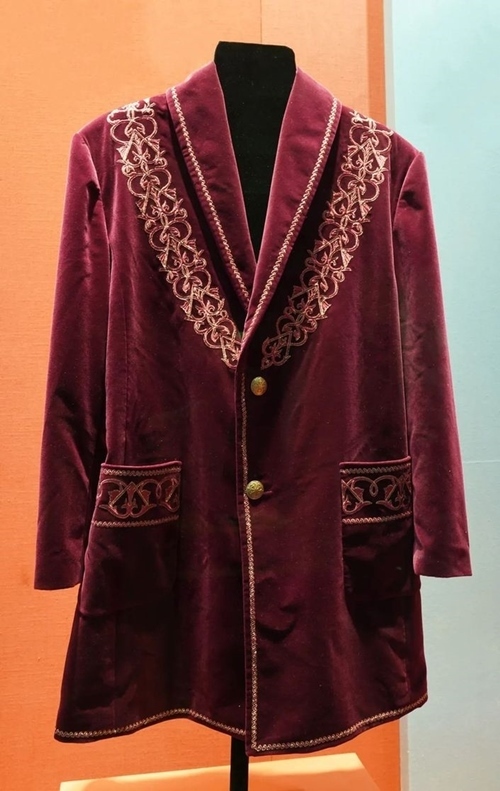 2013年9月，時(shí)任哈薩克斯坦總統(tǒng)納扎爾巴耶夫贈(zèng)送習(xí)近平主席的哈薩克斯坦民族服裝。