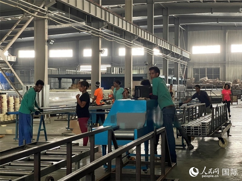 東方工業(yè)園華嘉鋁業(yè)生產(chǎn)車間。人民網(wǎng)記者 趙艷紅攝