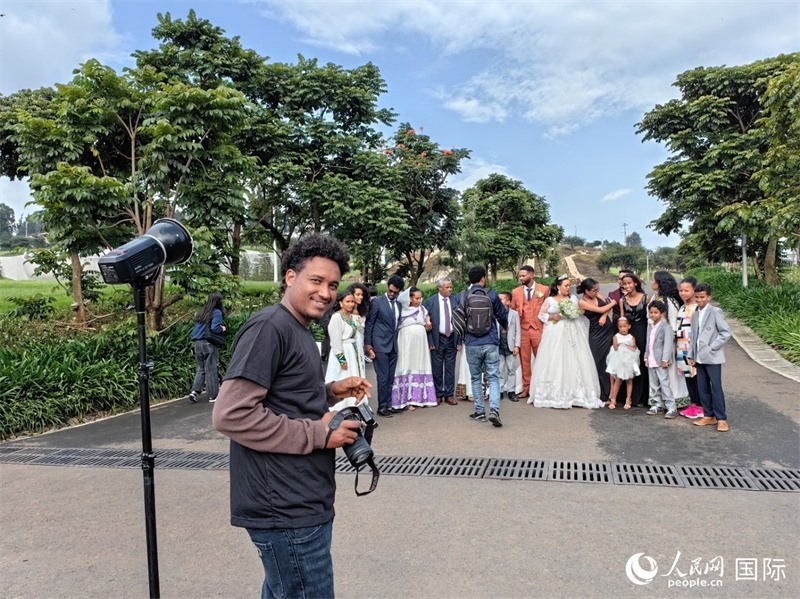 一對(duì)新人和親友在亞的斯亞貝巴友誼廣場(chǎng)合影。人民網(wǎng)記者 陳星星攝