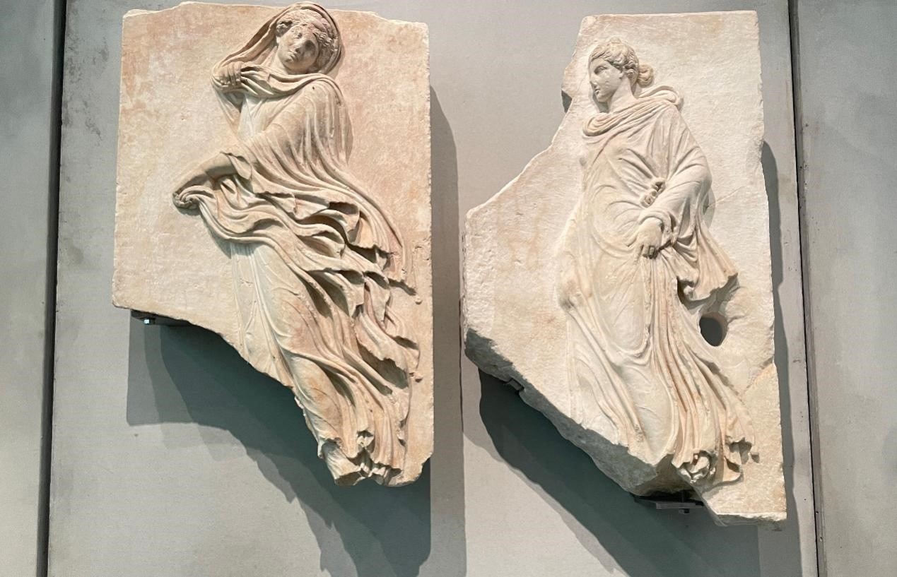 出自酒神劇場(chǎng)的浮雕，刻畫(huà)了舞者的形象。人民網(wǎng)記者 郭冠華攝