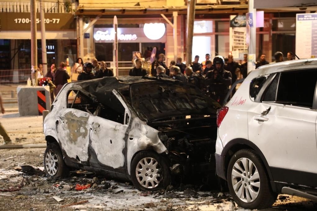 這是10月7日在以色列特拉維夫拍攝的遭火箭彈破壞的車輛。新華社發(fā)