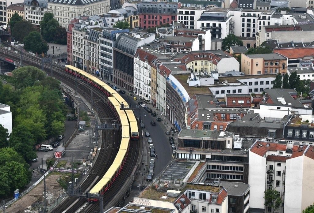 5月23日，列車在德國柏林市區(qū)行駛。新華社記者任鵬飛攝