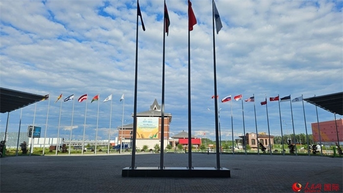 中白工業(yè)園內(nèi)，多國國旗飄揚。園區(qū)已有來自16個國家和地區(qū)的企業(yè)入駐。人民網(wǎng)記者 朱虹攝