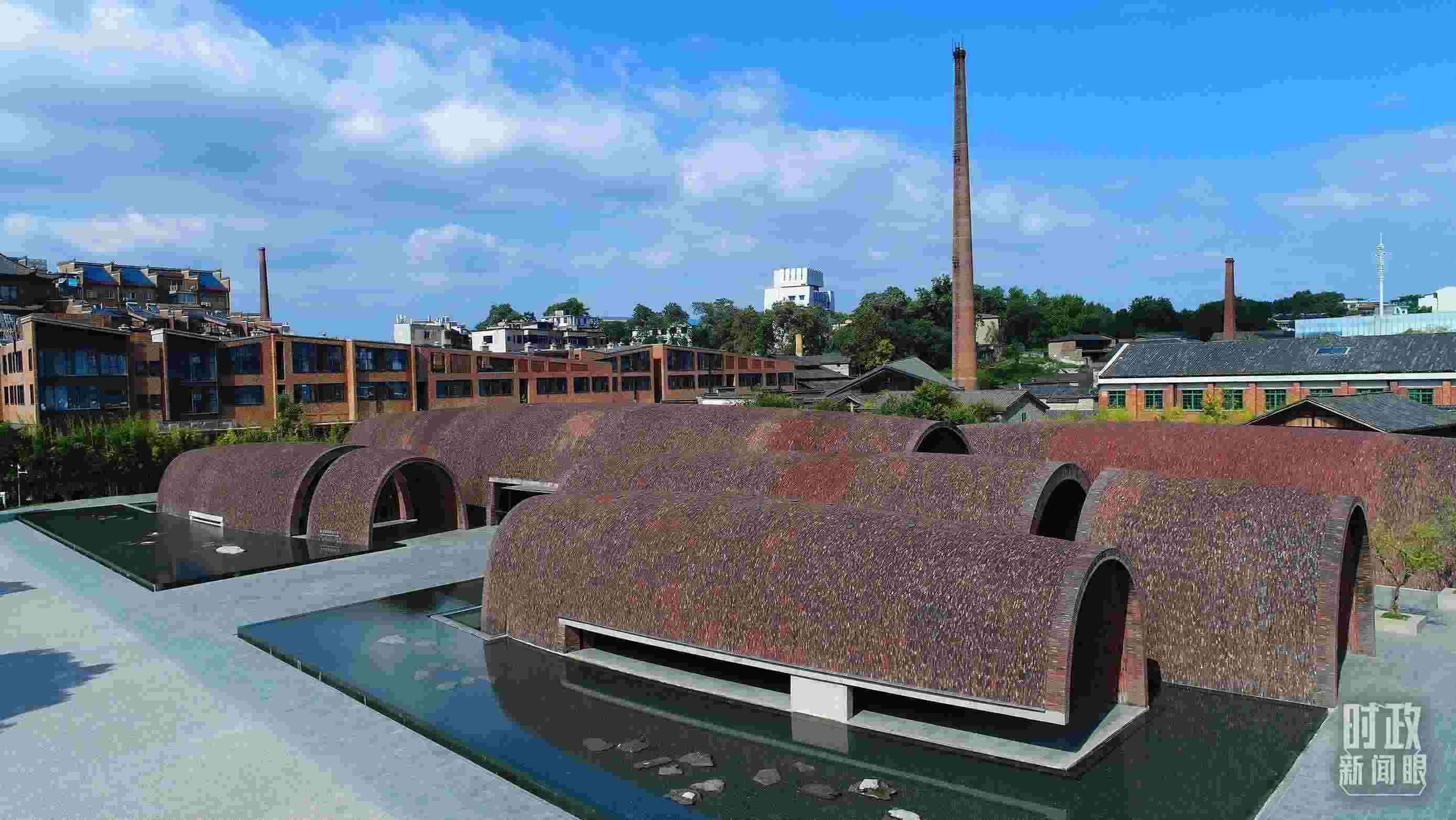 △街區(qū)內(nèi)的博物館，借鑒了景德鎮(zhèn)清代獨(dú)創(chuàng)的蛋形柴窯構(gòu)造特點(diǎn)。（總臺(tái)央視記者范凱拍攝）