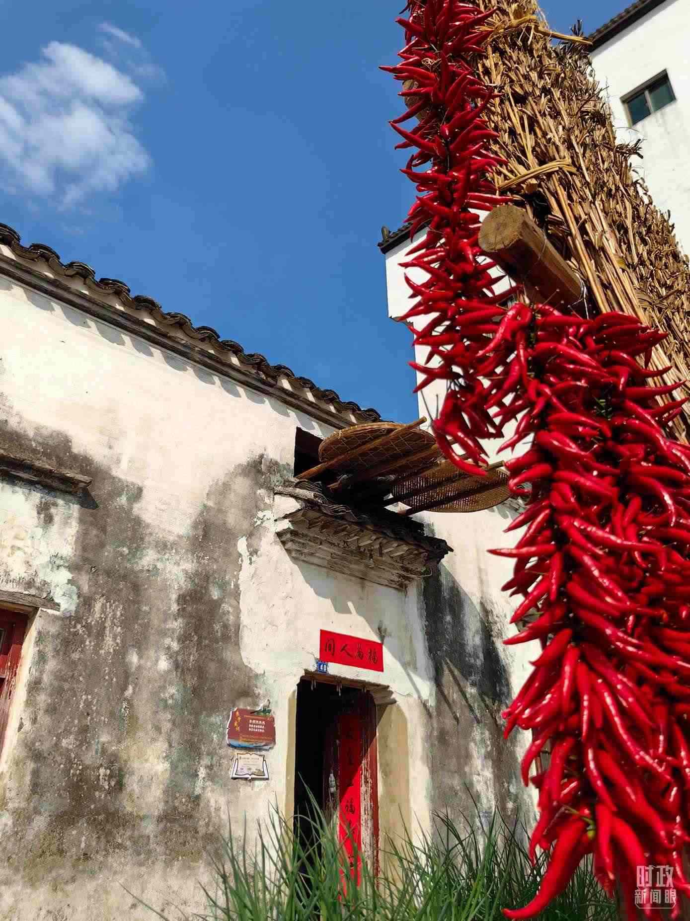 △石門(mén)村農(nóng)家晾曬的辣椒。（總臺(tái)央視記者段德文拍攝）