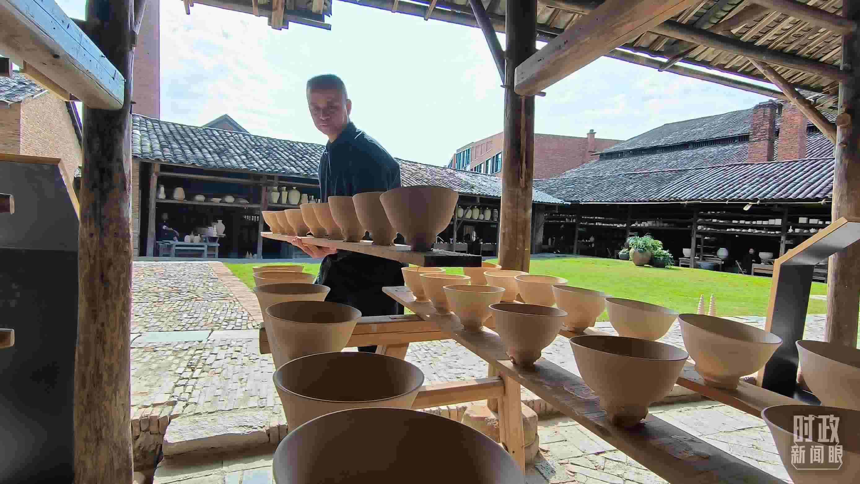 △匠人正在晾曬陶瓷制品。（總臺(tái)央視記者范凱拍攝）