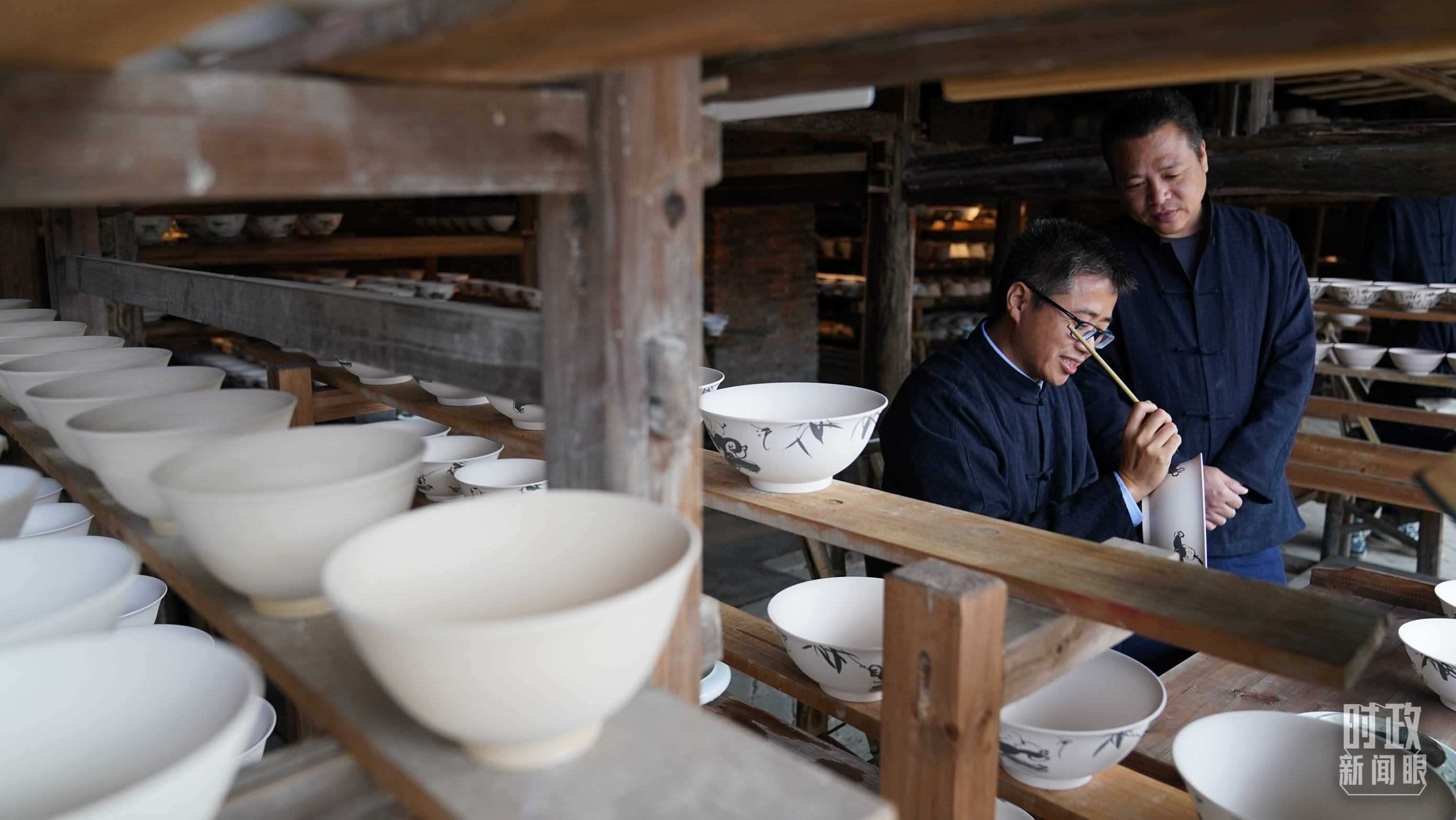 △非遺傳承人正在繪制瓷器。（總臺(tái)國(guó)廣記者李晉拍攝）