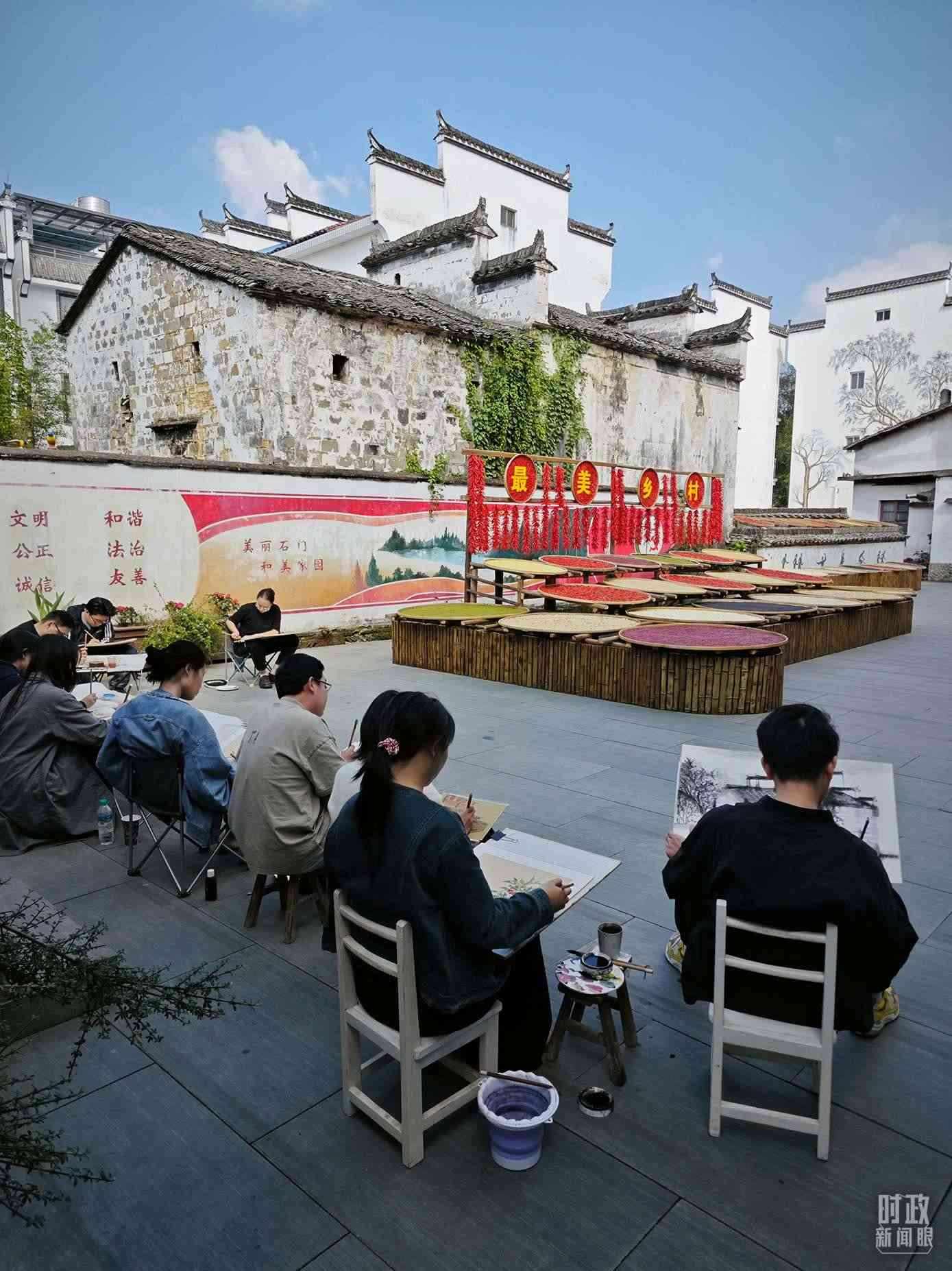 △來(lái)自中國(guó)美術(shù)學(xué)院的同學(xué)在石門(mén)村寫(xiě)生。（總臺(tái)央視記者郁振一拍攝）