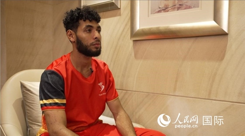 巴布亞新幾內(nèi)亞乒乓球國家隊隊員杰弗瑞·羅伊接受采訪。 人民網(wǎng) 彭昱凱攝