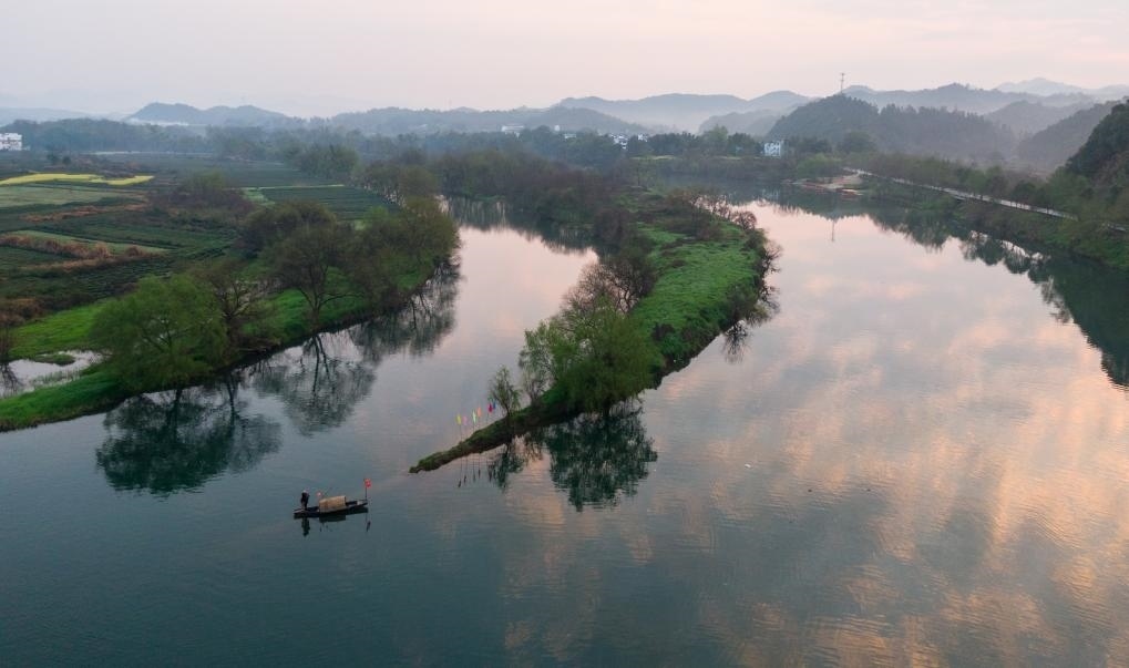 2021年3月15日拍攝的婺源月亮灣旅游公園，石門自然村坐落于此。新華社記者 胡晨歡 攝