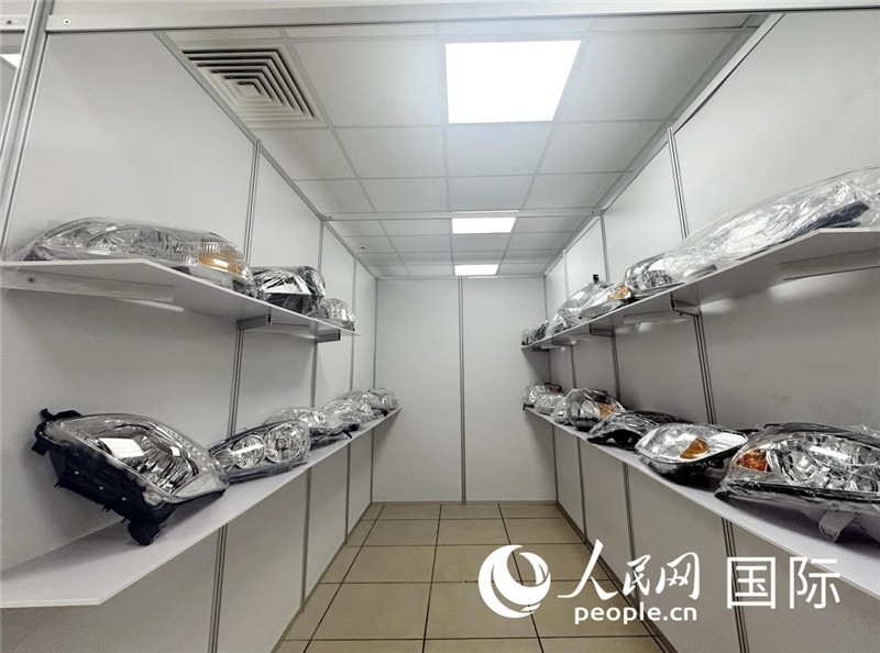 在位于莫斯科格林伍德國際貿(mào)易中心的浙江寧波優(yōu)質(zhì)商品展銷中心內(nèi)，展示著來自浙江寧波慈溪市的汽車配件樣品。人民網(wǎng)記者 申佳平攝
