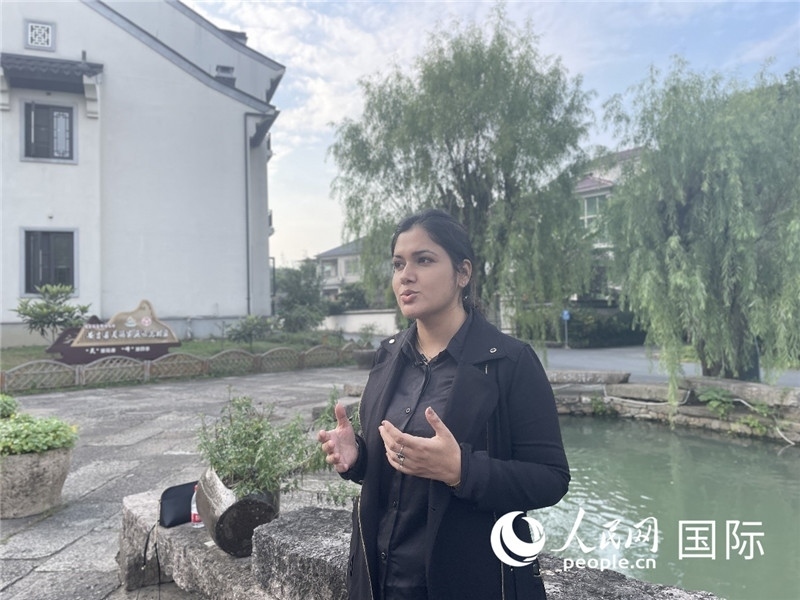 孟加拉國Channel 24電視頻道主持人伊斯拉特·阿敏在安吉接受記者采訪。人民網(wǎng)記者 張榮攝